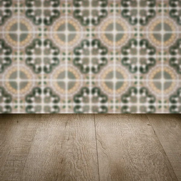 Plateau de table en bois et mur de motif de carreaux de céramique vintage flou — Photo