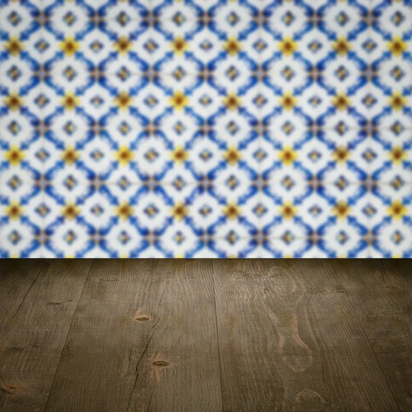 Plateau de table en bois et mur de motif de carreaux de céramique vintage flou — Photo