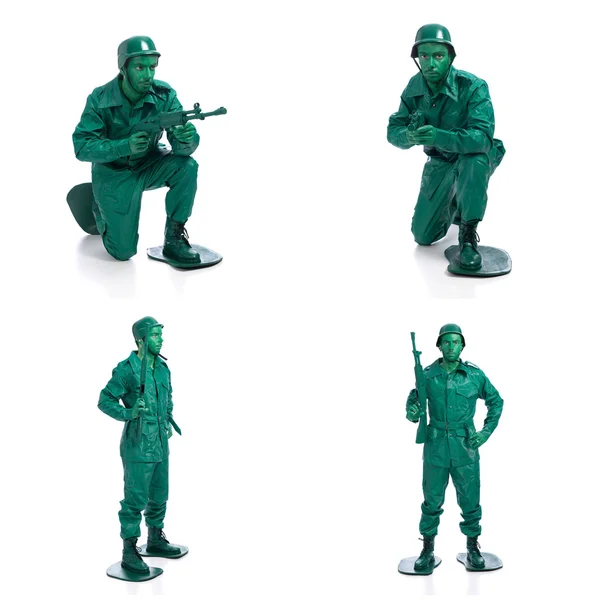 Vier man op een groene speelgoed soldaat kostuum — Stockfoto