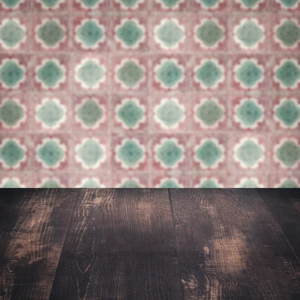 Plateau de table en bois et mur de motif de carreaux de céramique vintage flou — Photo