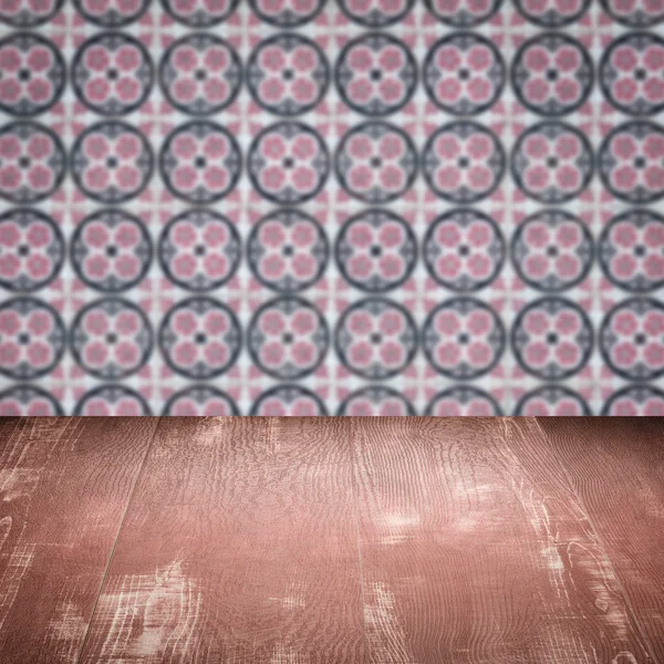 Trä table top och oskärpa vintage keramiska plattor mönster vägg — Stockfoto