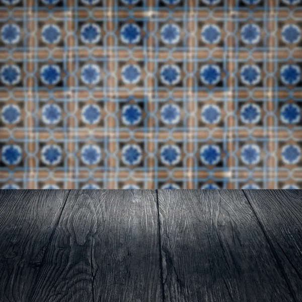 Plateau de table en bois et mur de motif de carreaux de céramique vintage flou — Photo