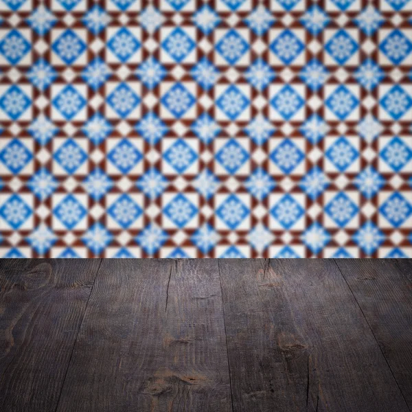 Plateau de table en bois et mur de motif de carreaux de céramique vintage flou — Photo