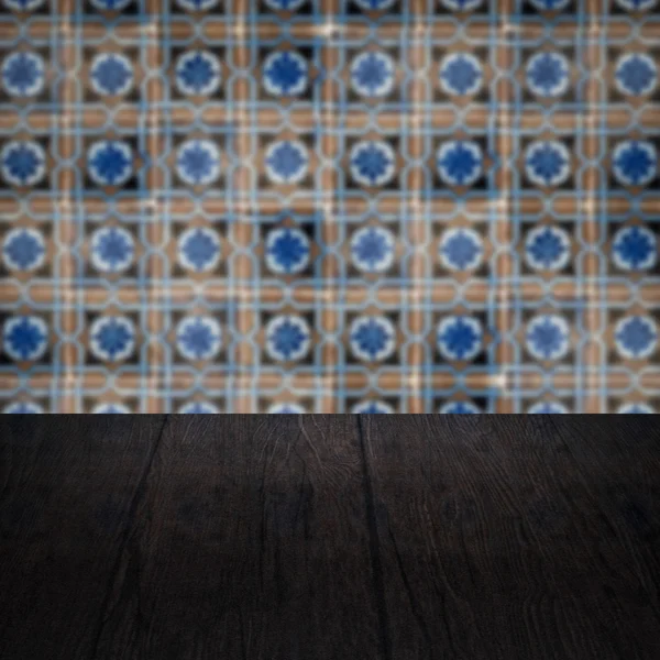 Plateau de table en bois et mur de motif de carreaux de céramique vintage flou — Photo