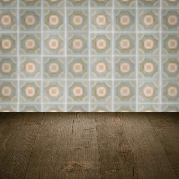 Plateau de table en bois et mur de motif de carreaux de céramique vintage flou — Photo