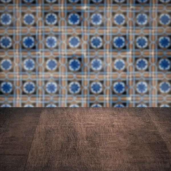 Plateau de table en bois et mur de motif de carreaux de céramique vintage flou — Photo