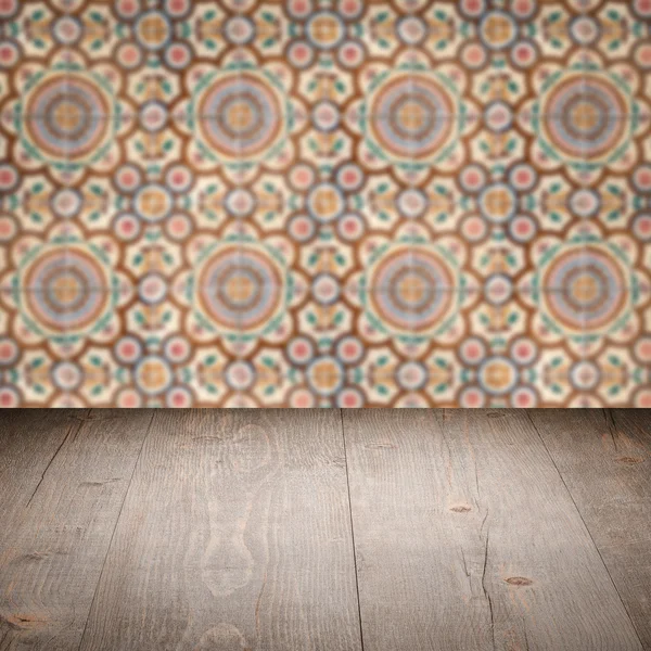 Plateau de table en bois et mur de motif de carreaux de céramique vintage flou — Photo