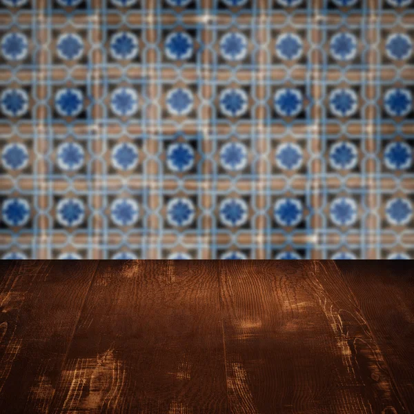 Plateau de table en bois et mur de motif de carreaux de céramique vintage flou — Photo