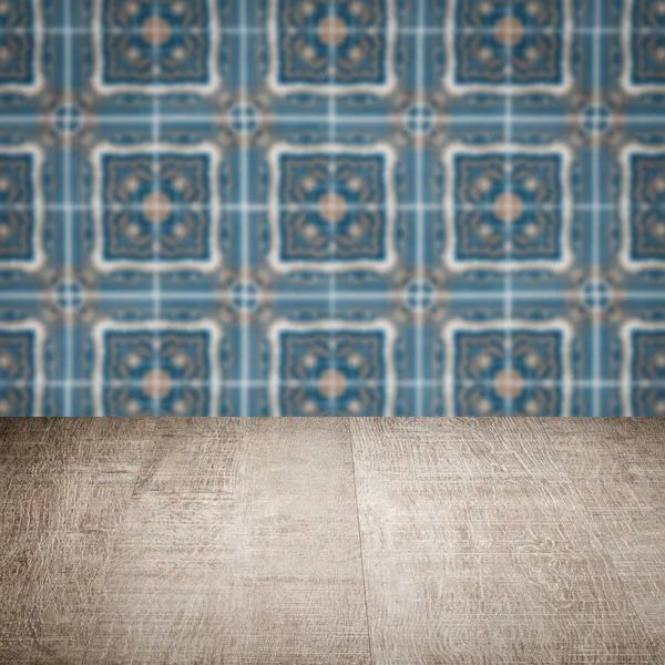 Plateau de table en bois et mur de motif de carreaux de céramique vintage flou — Photo