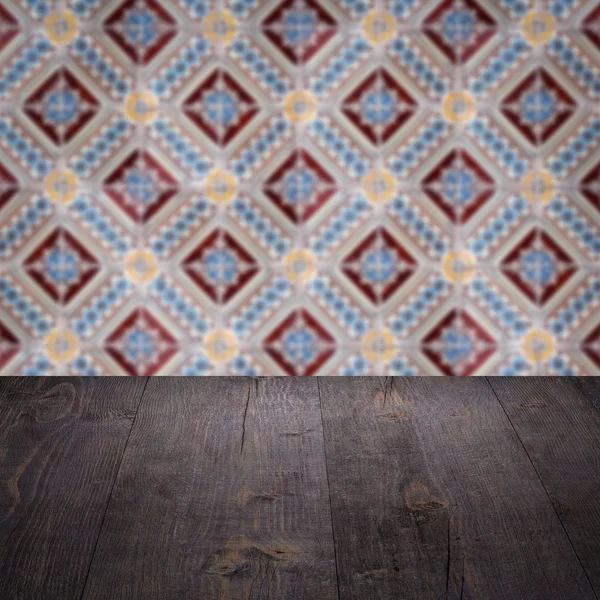 Plateau de table en bois et mur de motif de carreaux de céramique vintage flou — Photo