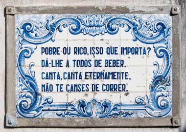 El boyaması mavi ve beyaz Masası geleneksel Portekizce döşer