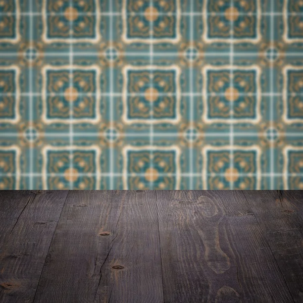 Plateau de table en bois et mur de motif de carreaux de céramique vintage flou — Photo