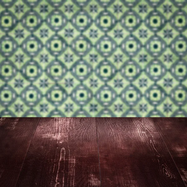 木製テーブル トップとぼかしビンテージ セラミック タイル パターンの壁 — ストック写真