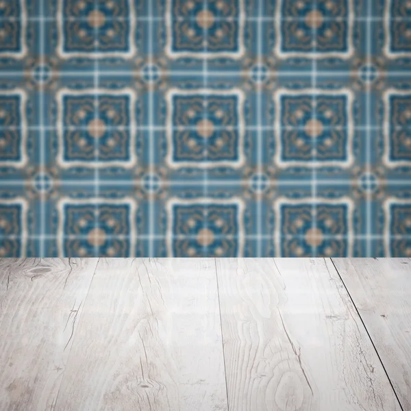 Plateau de table en bois et mur de motif de carreaux de céramique vintage flou — Photo