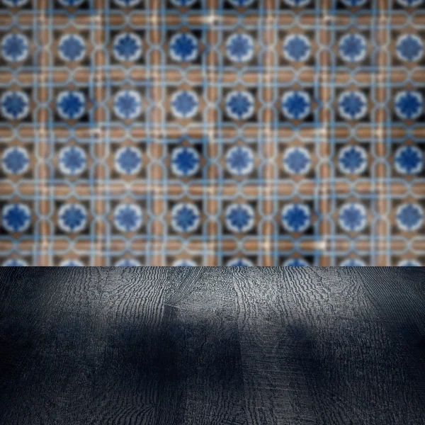 Fa asztali és a blur vintage kerámia cserép mintás fal — Stock Fotó