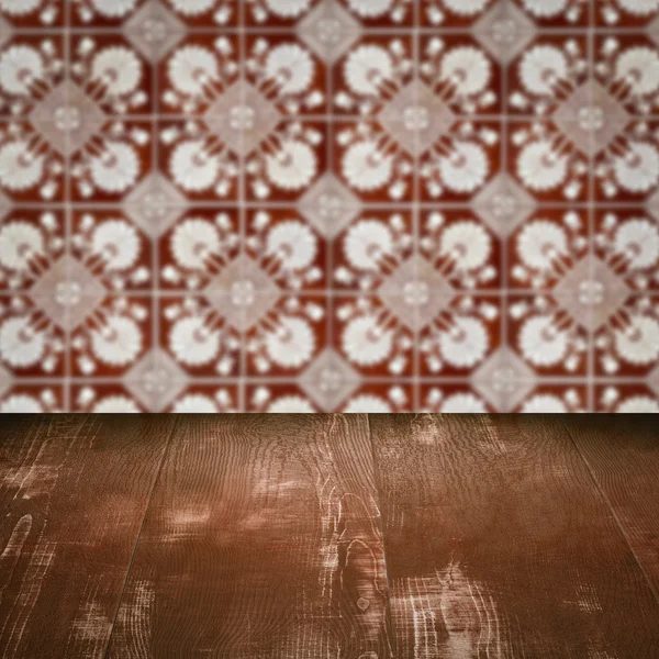 Mesa de madera superior y desenfoque de cerámica vintage patrón de la pared — Foto de Stock