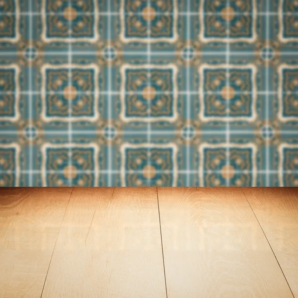 Plateau de table en bois et mur de motif de carreaux de céramique vintage flou — Photo