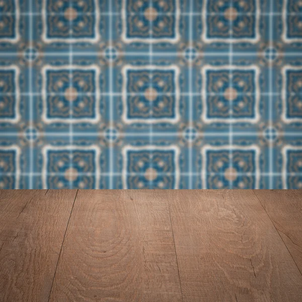 Plateau de table en bois et mur de motif de carreaux de céramique vintage flou — Photo