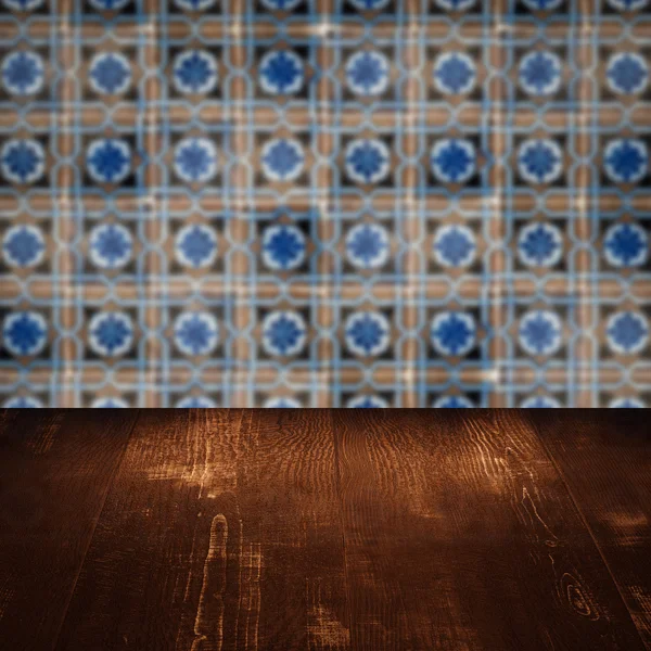 Plateau de table en bois et mur de motif de carreaux de céramique vintage flou — Photo