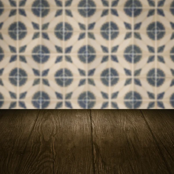 Plateau de table en bois et mur de motif de carreaux de céramique vintage flou — Photo
