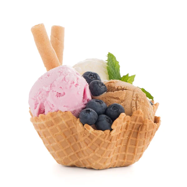 Морозиво в вафельній мисці — стокове фото