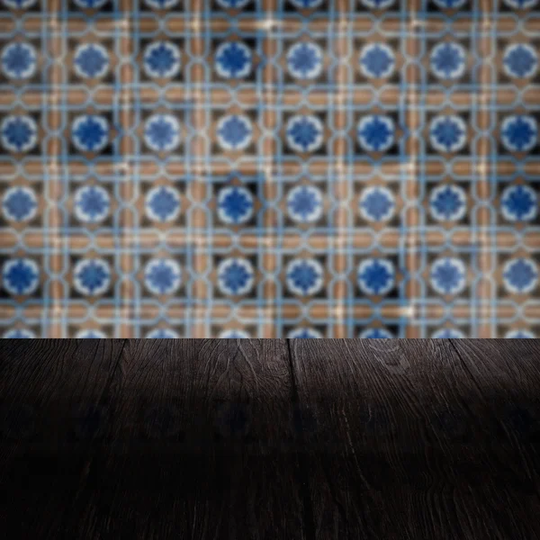 Plateau de table en bois et mur de motif de carreaux de céramique vintage flou — Photo