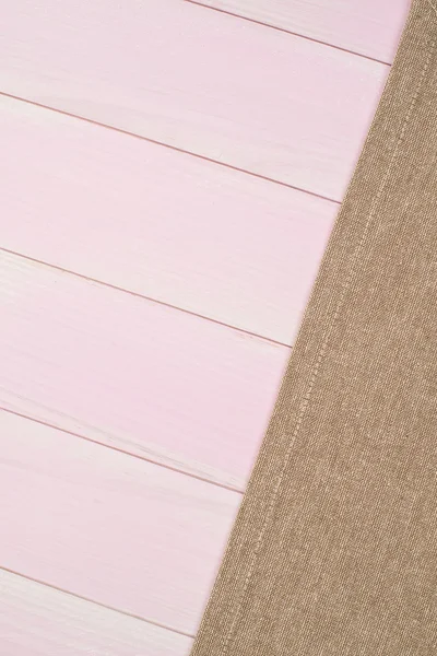 Serviette beige sur table en bois — Photo