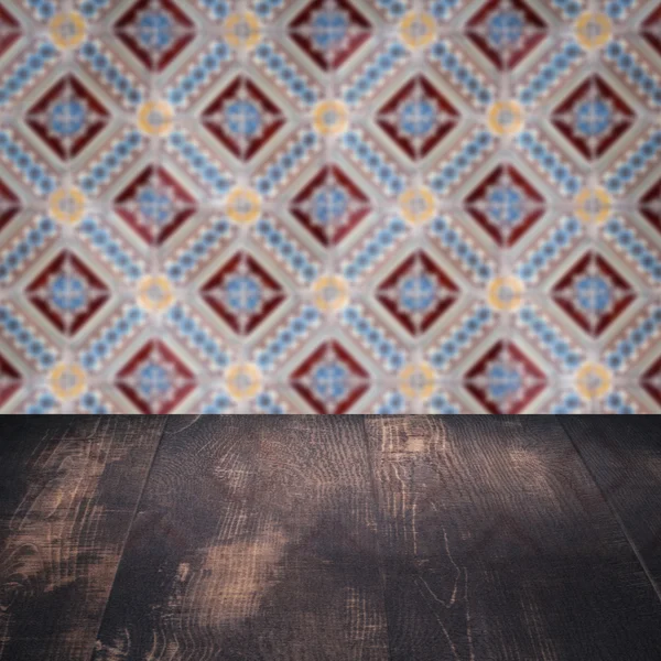 Plateau de table en bois et mur de motif de carreaux de céramique vintage flou — Photo