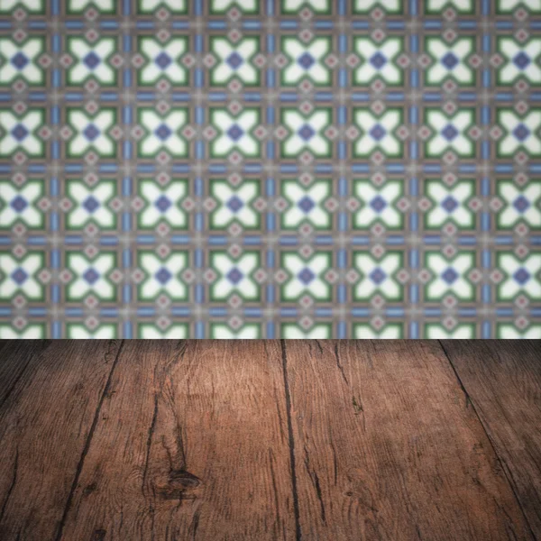 Plateau de table en bois et mur de motif de carreaux de céramique vintage flou — Photo