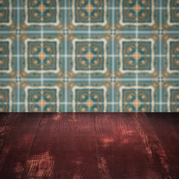 Plateau de table en bois et mur de motif de carreaux de céramique vintage flou — Photo