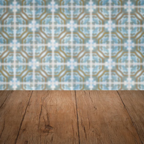 Plateau de table en bois et mur de motif de carreaux de céramique vintage flou — Photo