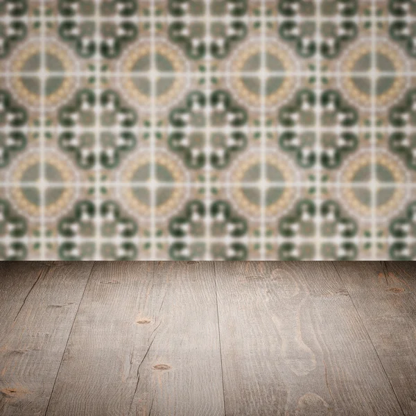 Plateau de table en bois et mur de motif de carreaux de céramique vintage flou — Photo