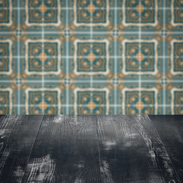 Plateau de table en bois et mur de motif de carreaux de céramique vintage flou — Photo