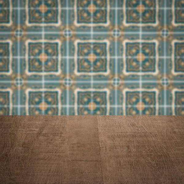 Plateau de table en bois et mur de motif de carreaux de céramique vintage flou — Photo