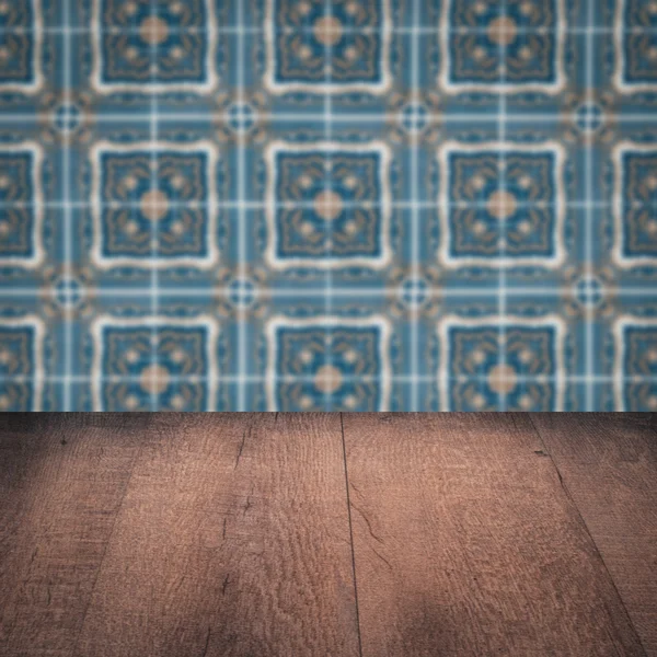 Plateau de table en bois et mur de motif de carreaux de céramique vintage flou — Photo