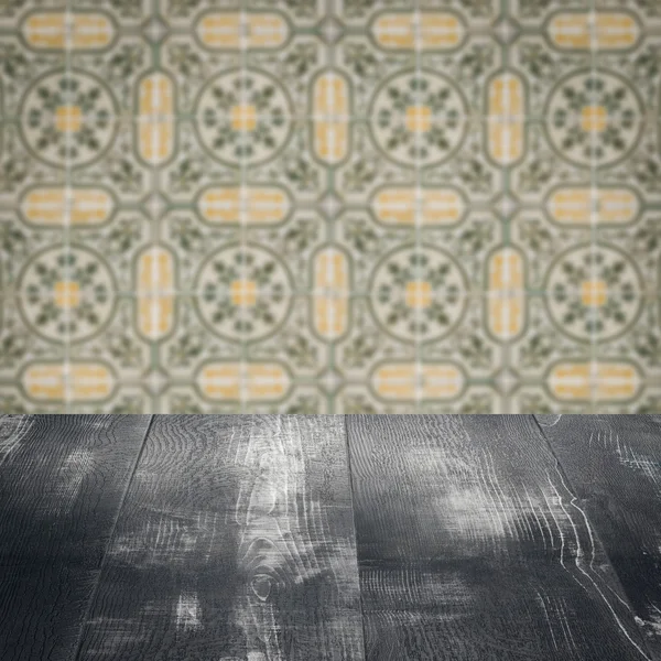 Meja kayu atas dan blur vintage dinding pola keramik — Stok Foto