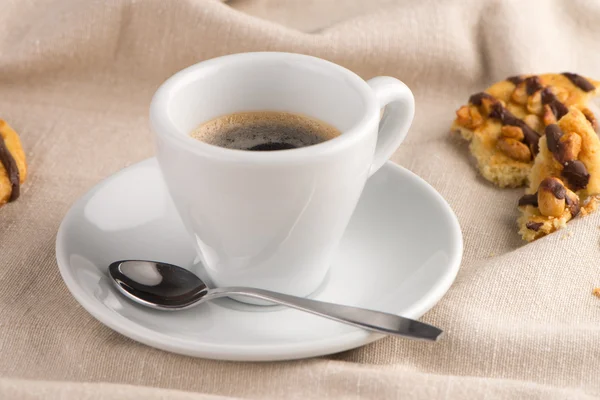 Witte koffie kopje met koffie — Stockfoto