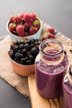 Taze kırmızı meyve güler yüzlü