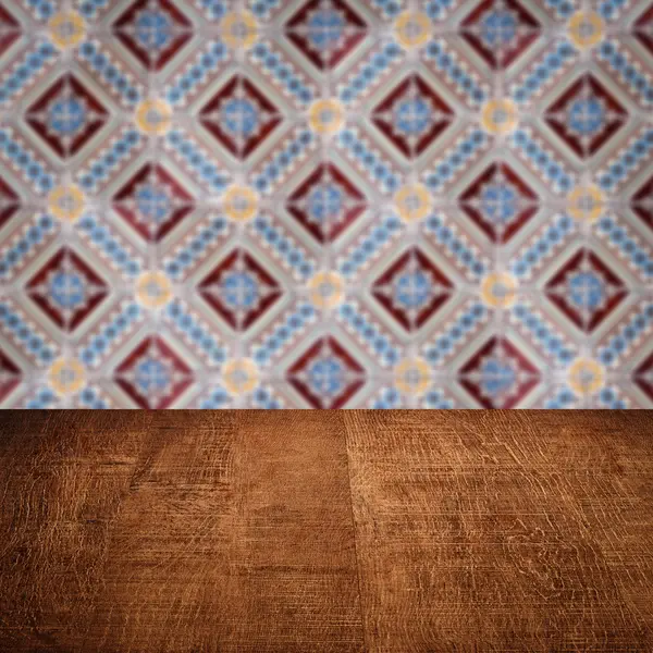 Plateau de table en bois et mur de motif de carreaux de céramique vintage flou — Photo