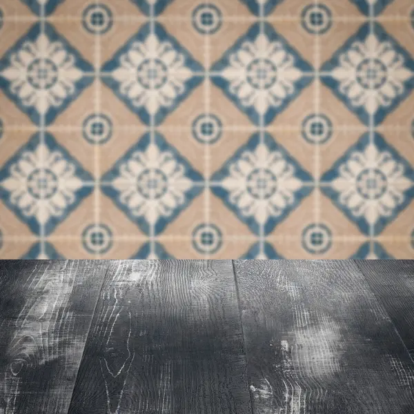 Plateau de table en bois et mur de motif de carreaux de céramique vintage flou — Photo