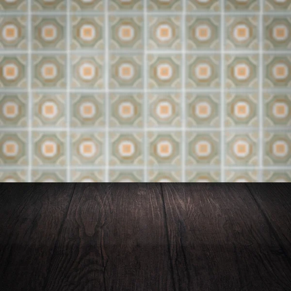Mesa de madera superior y desenfoque de cerámica vintage patrón de la pared —  Fotos de Stock