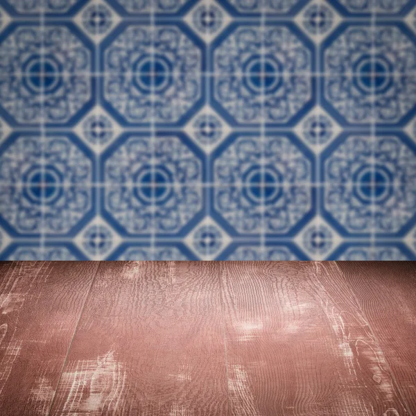 Plateau de table en bois et mur de motif de carreaux de céramique vintage flou — Photo