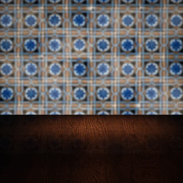 Fa asztali és a blur vintage kerámia cserép mintás fal — Stock Fotó