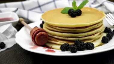 Taze böğürtlen ile Pancakes