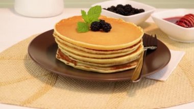 Taze böğürtlen ile Pancakes