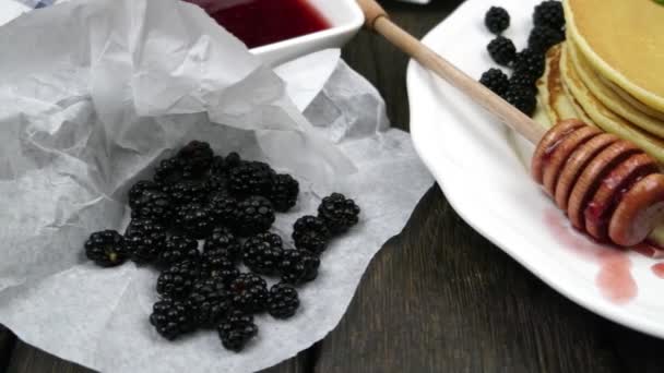 Pancakes with fresh blackberries — Stock Video