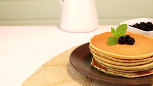 Pancakes with fresh blackberries — Stock Video