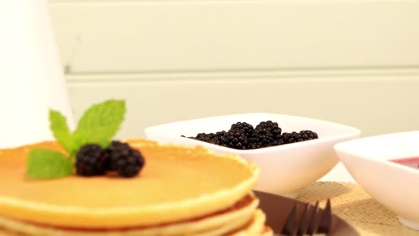 Pancakes with fresh blackberries — Stock Video