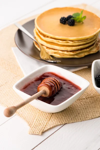 Pfannkuchen mit frischen Brombeeren — Stockfoto