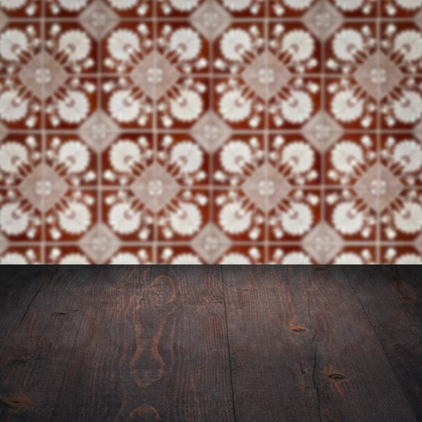 Tampo da mesa de madeira e parede padrão de cerâmica vintage borrão — Fotografia de Stock